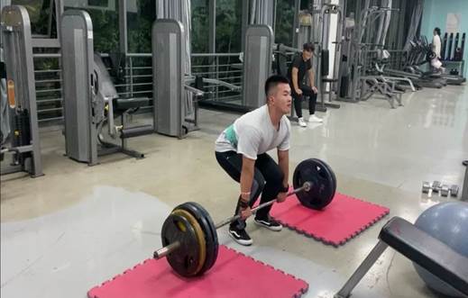 图片包含 运动, 人, 桌子, 男人描述已自动生成