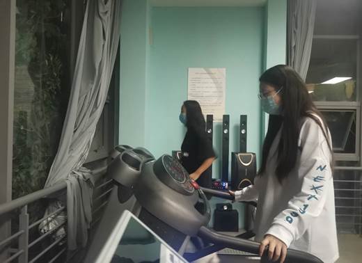 图片包含 人, 室内, 女人, 男人描述已自动生成